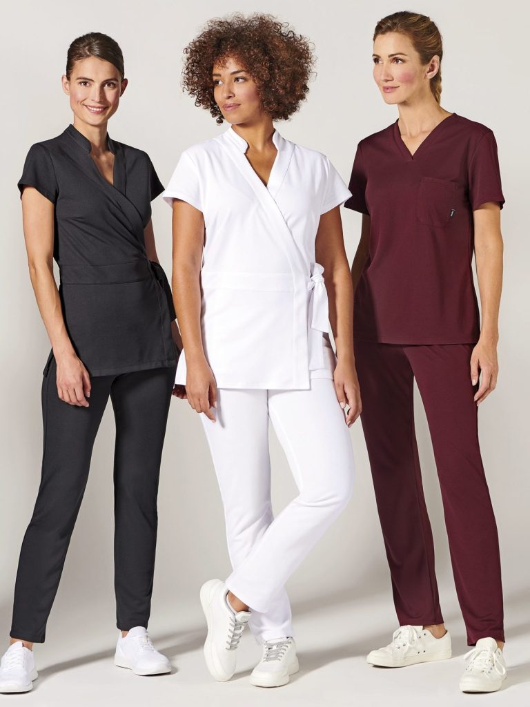 Médical Trois femmes portant des uniformes médicaux de différentes couleurs.