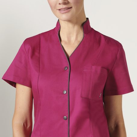 Blouse Gros plan sur une femme portant une blouse médicale de couleur rouge-pourpre